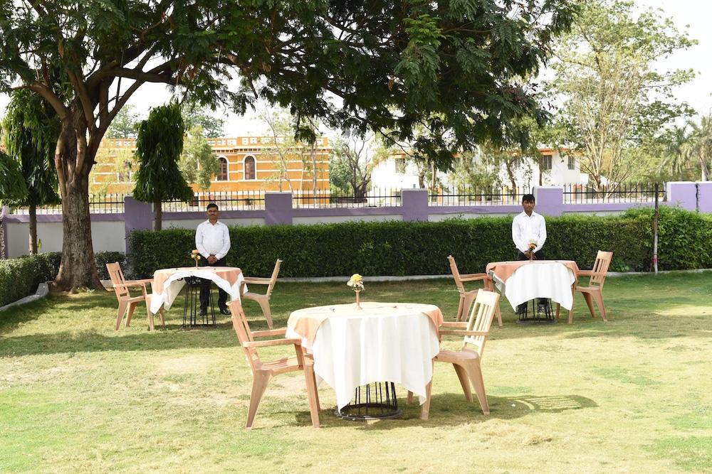 Hotel Lumbini International Bodh Gaya Buitenkant foto