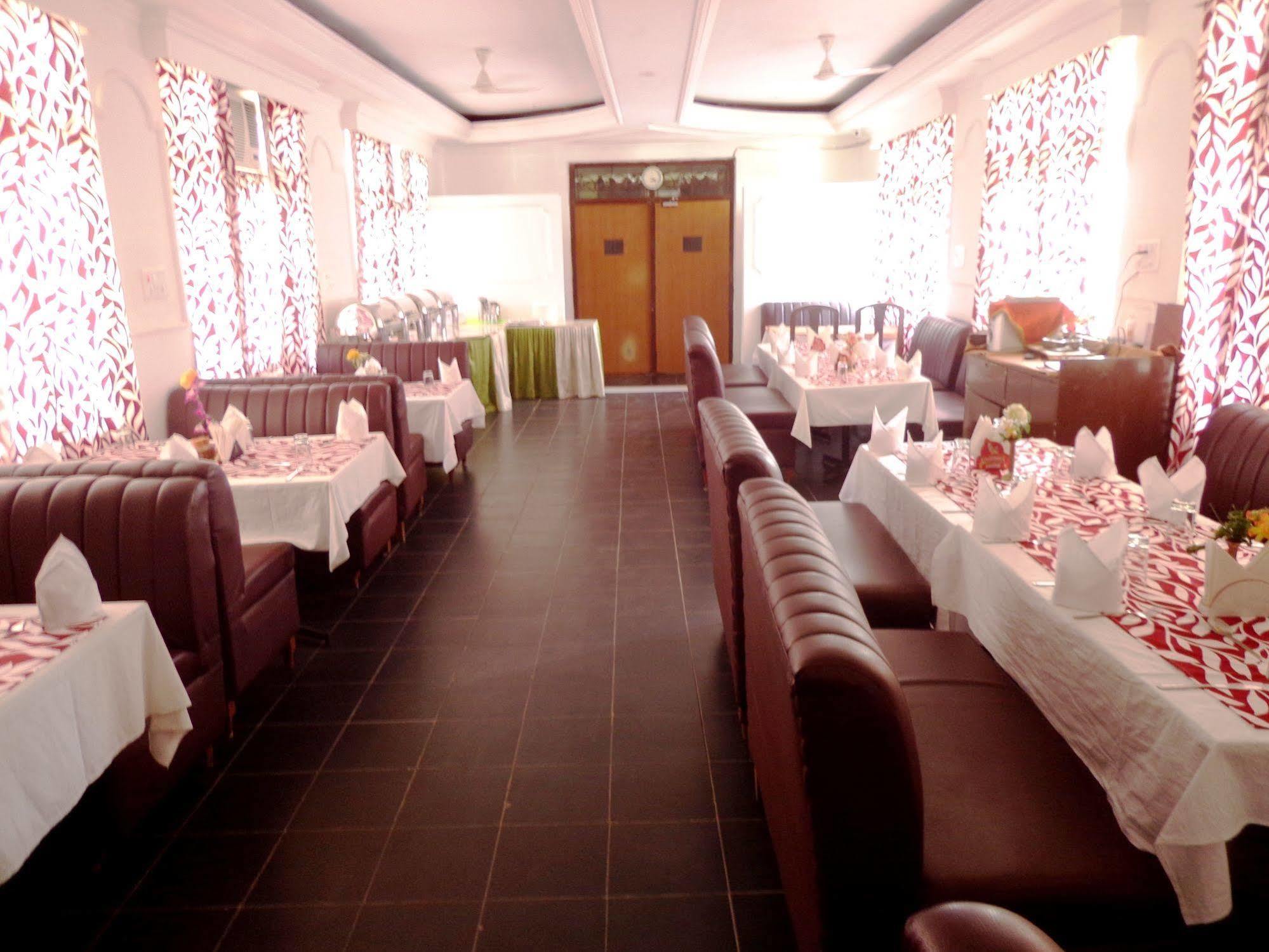 Hotel Lumbini International Bodh Gaya Buitenkant foto